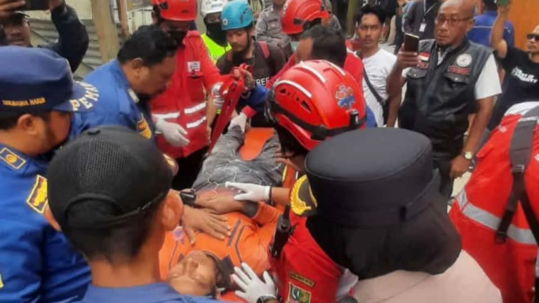 Korban Tewas Coran Tower Runtuh di Bekasi Dievakuasi Setelah Crane Tiba